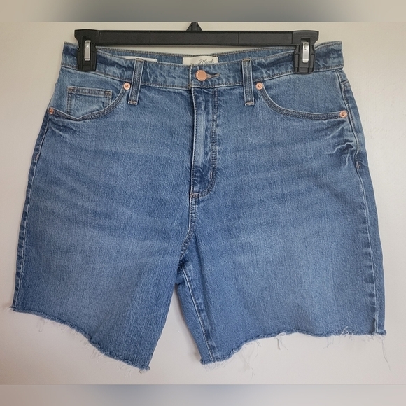 Universal Threads Women's Vintage Bermuda Frayed Hem Denim Shorts Size 10 - Picture 1 of 4